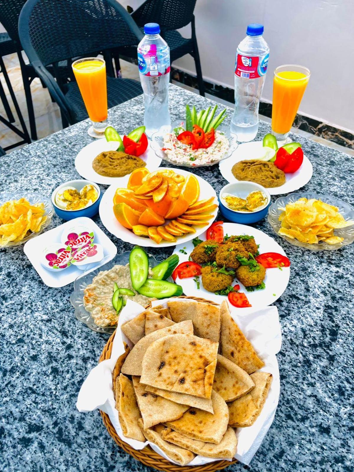 Momen Pyramids Inn Kafret el-Gabal Kültér fotó